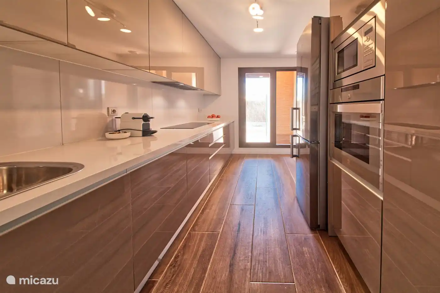 Küche komplett ausgestattet.