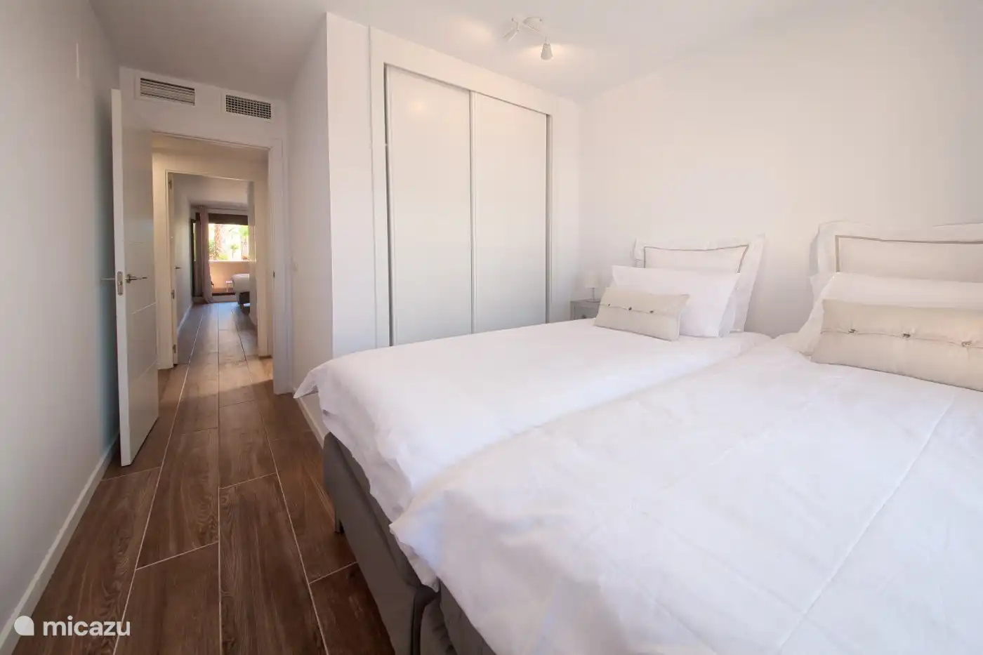 Schlafzimmer mit Einbauschrank