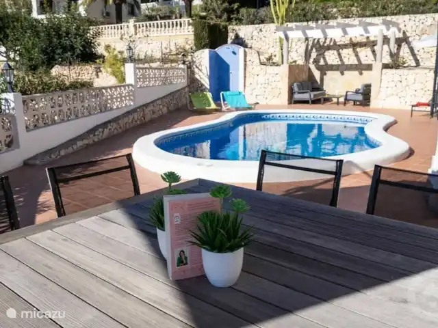 Casa Senji en España, Costa Blanca, Moraira - villa Gran terraza con piscina privada, ducha exterior, juego de salón y mesa de comedor con 8 sillas con vistas al mar y sombrilla