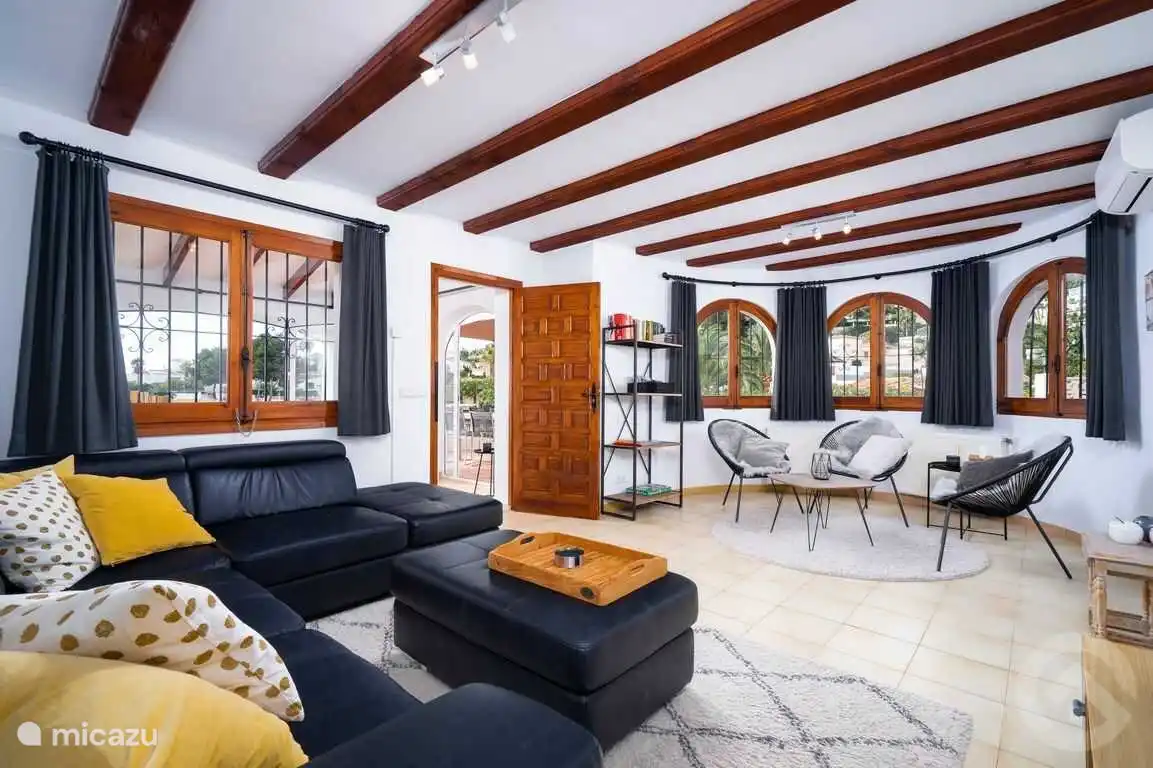 Séjour spacieux avec climatisation et coin détente idéal