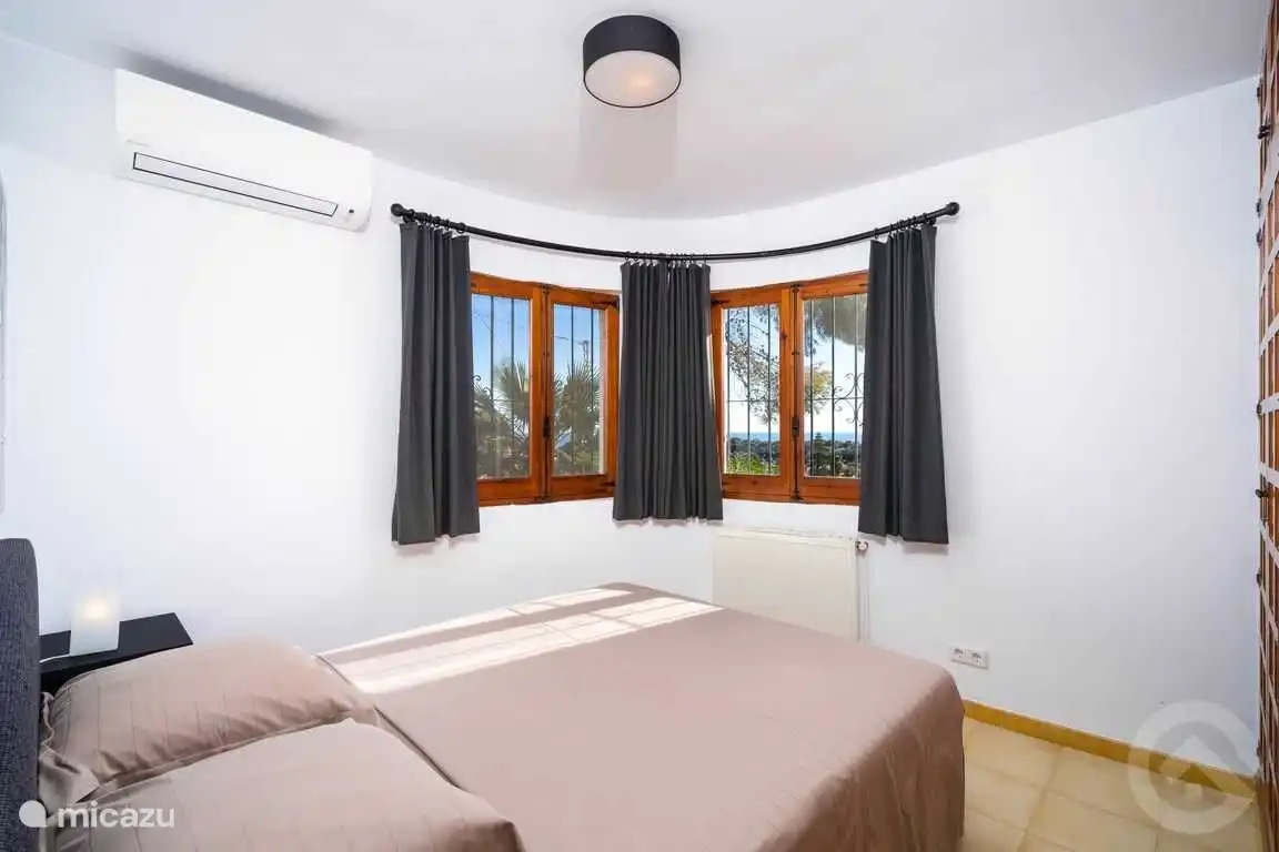 Chambre 2 avec un lit double, vue mer et climatisation