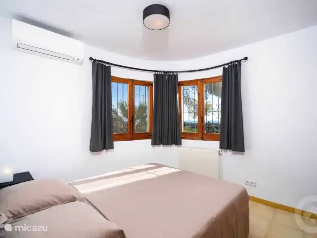 Casa Senji en España, Costa Blanca, Moraira - villa Dormitorio 2 con cama doble, vista al mar y aire acondicionado