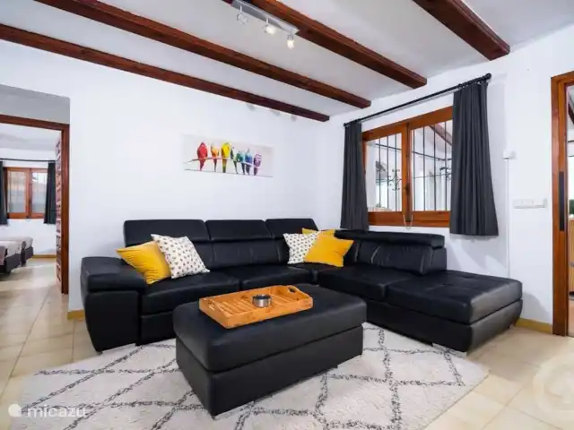 Casa Senji en España, Costa Blanca, Moraira - villa La sala de estar con gran sofá de cuero con chaise longue. Acceso directo al jardín de invierno y salón con dormitorios.