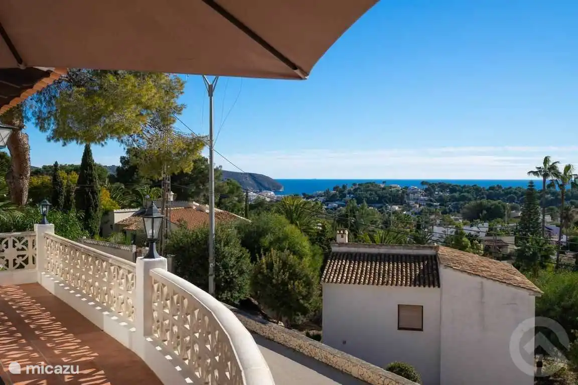 Vue sur la mer depuis la terrasse de la naya, adjacente au salon