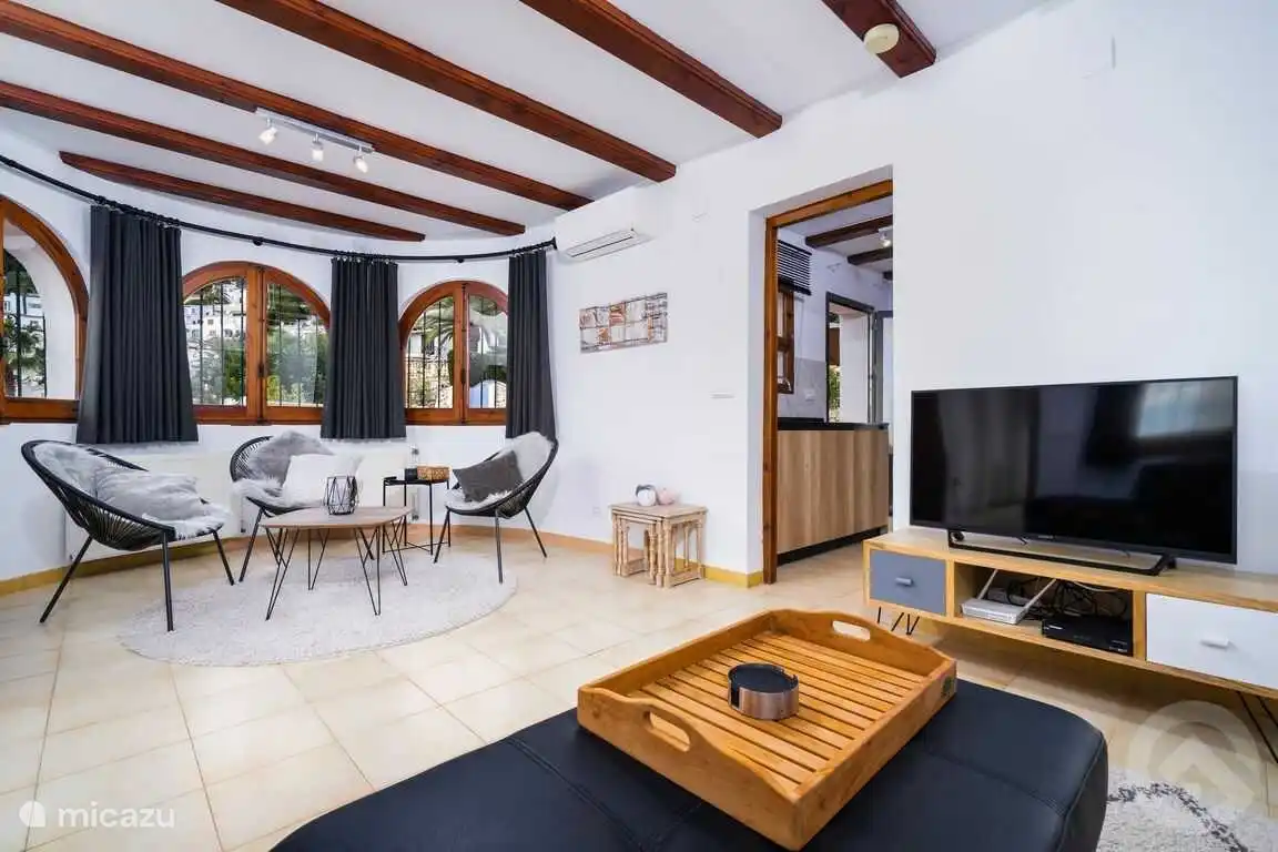 Séjour avec TV et accès direct à la cuisine