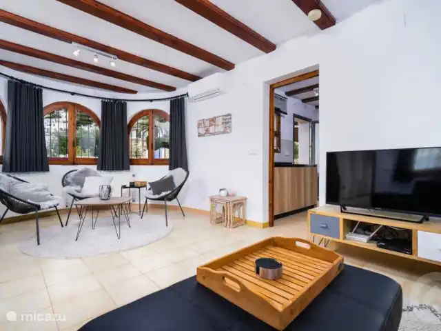 Casa Senji en España, Costa Blanca, Moraira - villa Salón con TV y acceso directo a la cocina