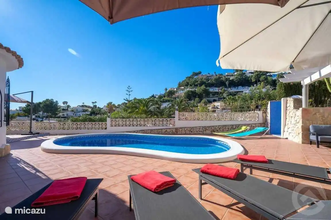 Chaises longues confortables et piscine pour se rafraîchir