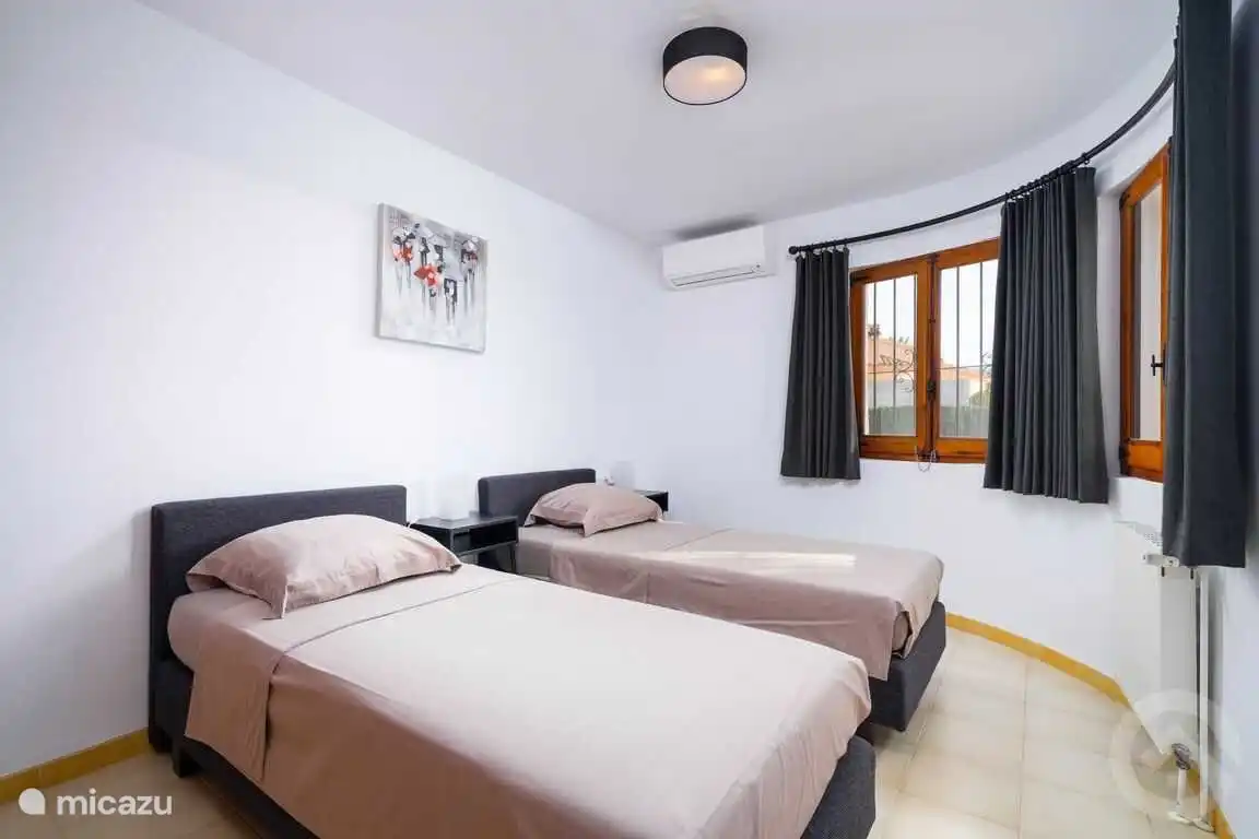 Chambre 3 avec 2 lits simples et climatisation