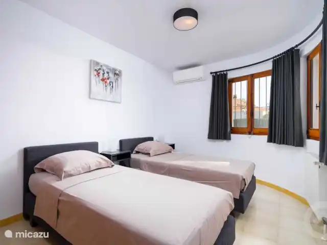 Casa Senji en España, Costa Blanca, Moraira - villa Dormitorio 3 con 2 camas individuales y aire acondicionado