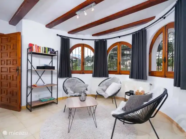 Casa Senji en España, Costa Blanca, Moraira - villa El rincón de lectura en la sala de estar con acceso al jardín de invierno y luego a la terraza de la piscina.