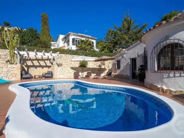 Casa Senji en España, Costa Blanca, Moraira - villa Piscina con rincón salón y 6 tumbonas con sombrillas