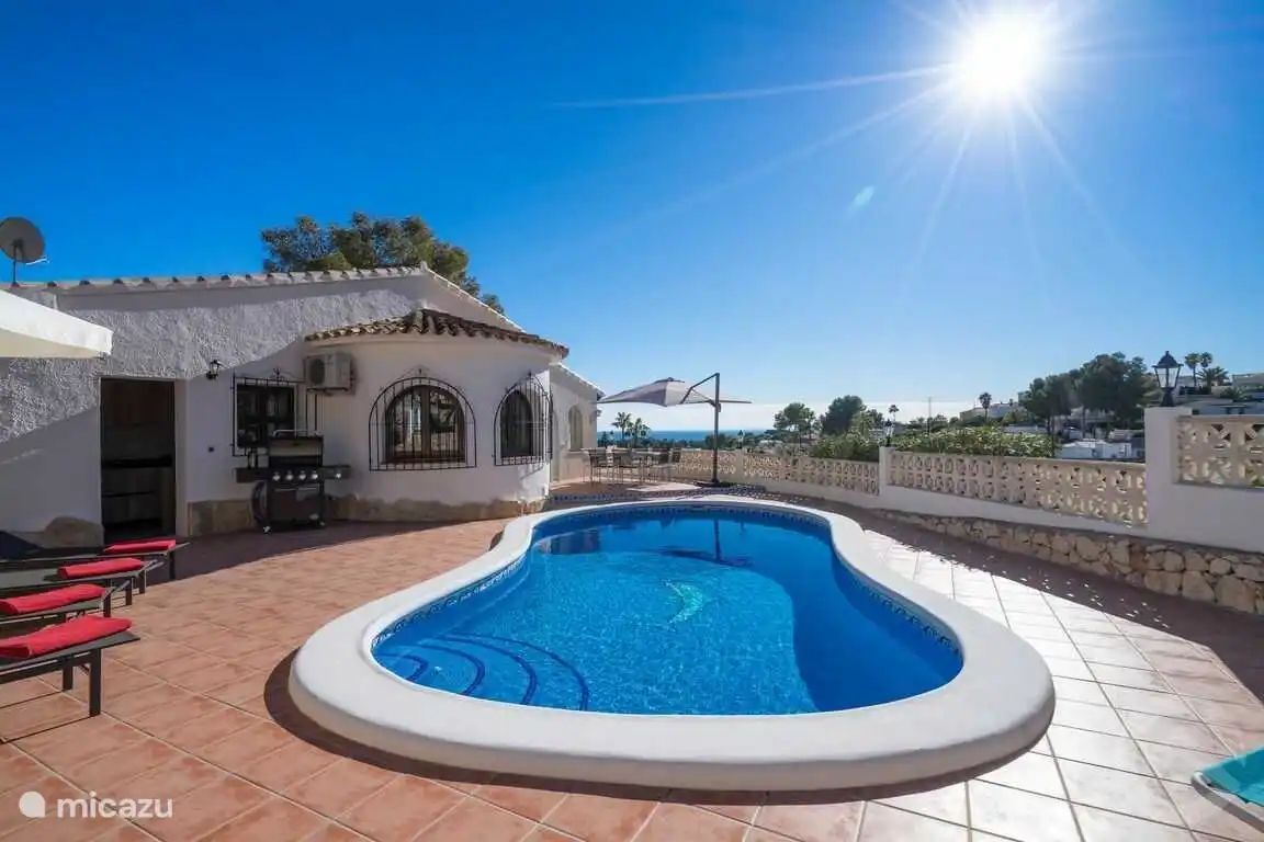 Beaucoup d'espace et plusieurs coins salons sur la terrasse