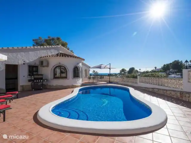 Casa Senji en España, Costa Blanca, Moraira - villa Mucho espacio y varias zonas de estar en la terraza.