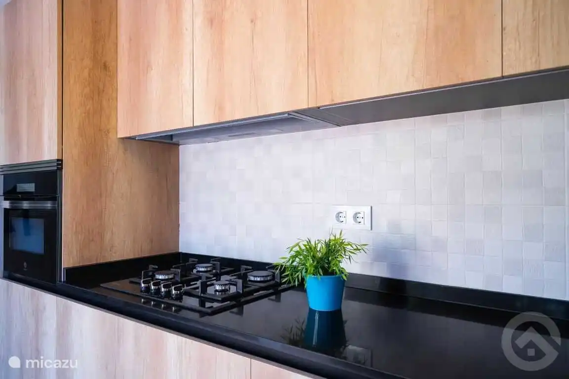 Cuisine avec lumière naturelle, tout l'équipement nécessaire est disponible.