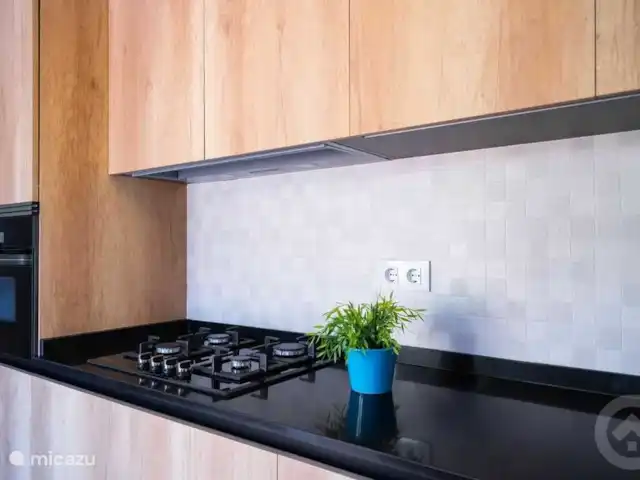 Casa Senji en España, Costa Blanca, Moraira - villa Cocina con luz natural, todo el equipamiento necesario está disponible.