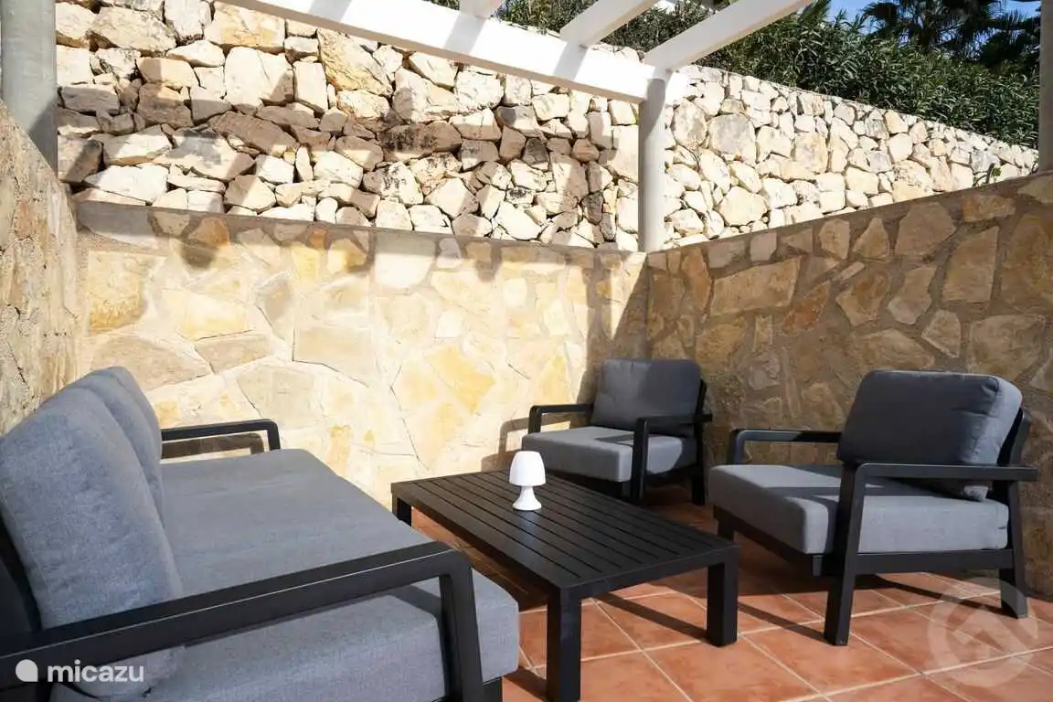 Coin lounge avec assises confortables, lieu idéal pour un bon cocktail !