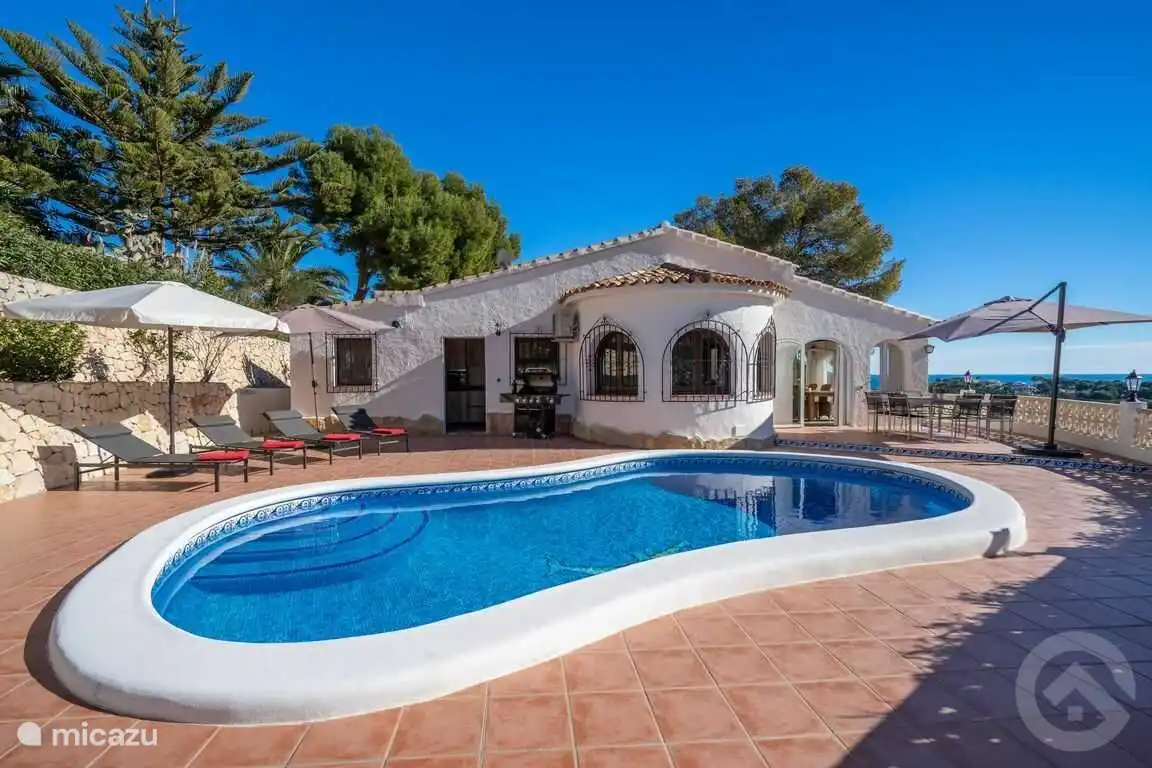 Diverses zones ombragées, parasol au-dessus des transats et grand parasol au-dessus de la spacieuse table à manger avec vue sur la mer