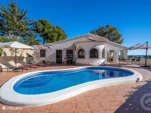 Casa Senji en España, Costa Blanca, Moraira - villa Varias zonas de sombra, sombrilla sobre las tumbonas y sombrilla grande sobre la amplia mesa de comedor con vistas al mar