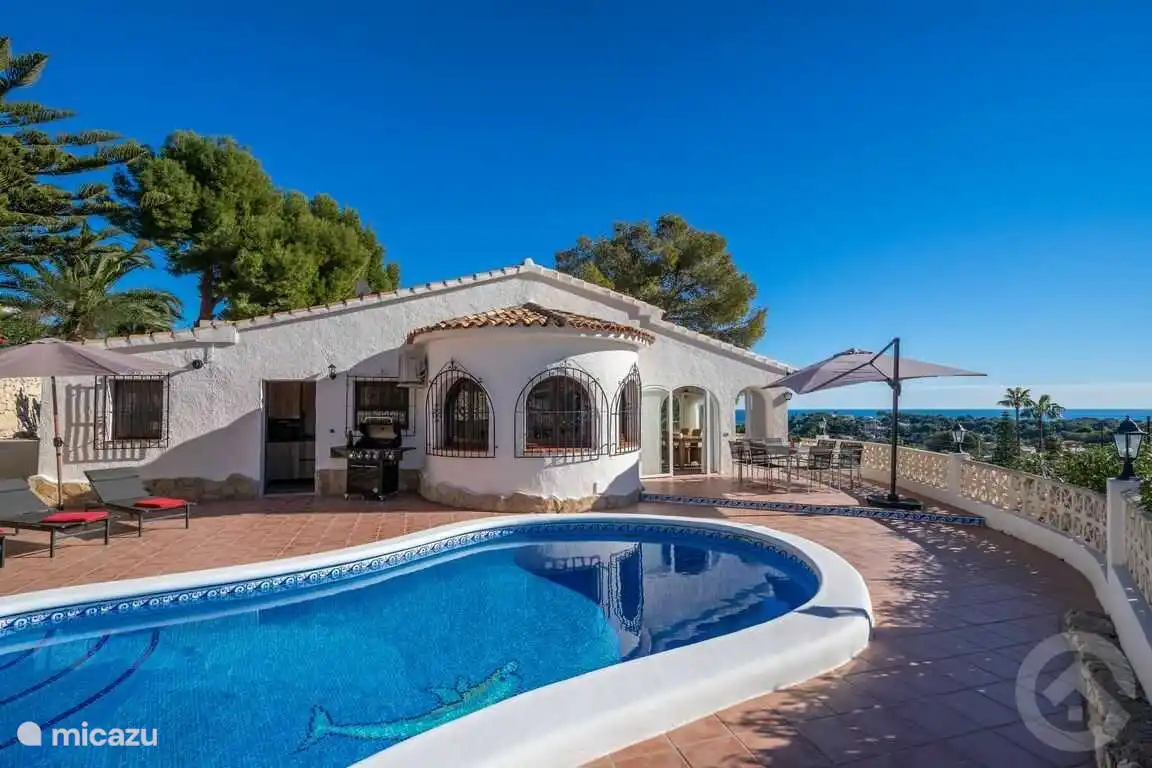 Vue latérale d'une villa individuelle avec terrasse