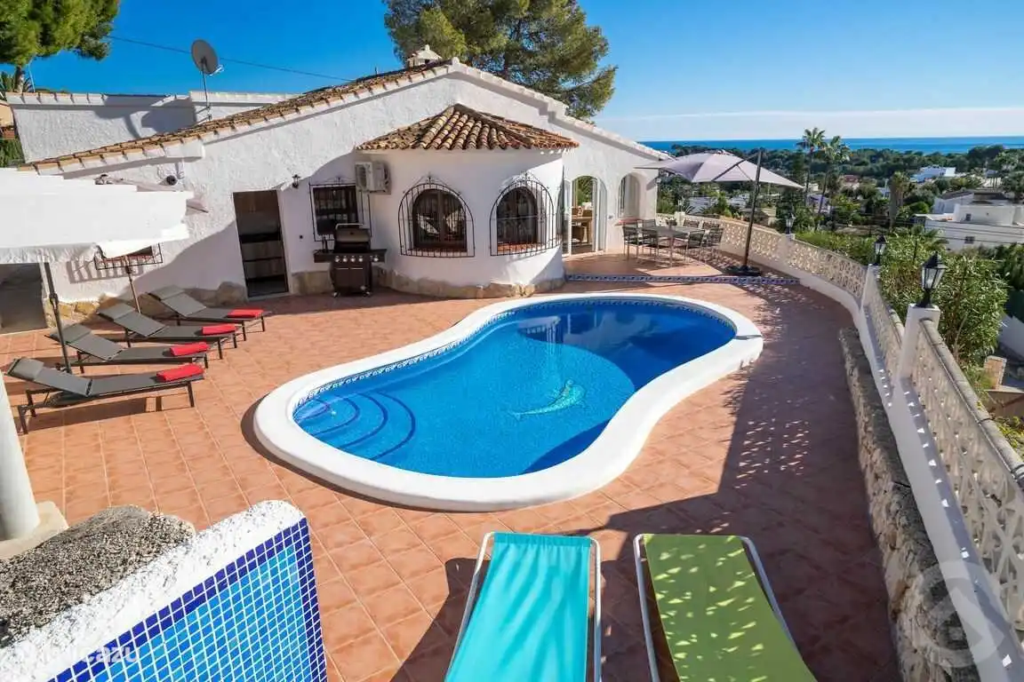 Grande terrasse autour de la piscine avec transats