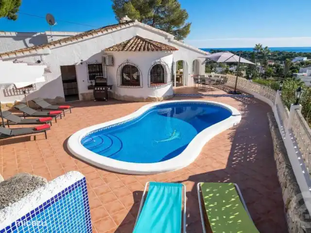 Casa Senji en España, Costa Blanca, Moraira - villa Amplia terraza alrededor de la piscina con tumbonas