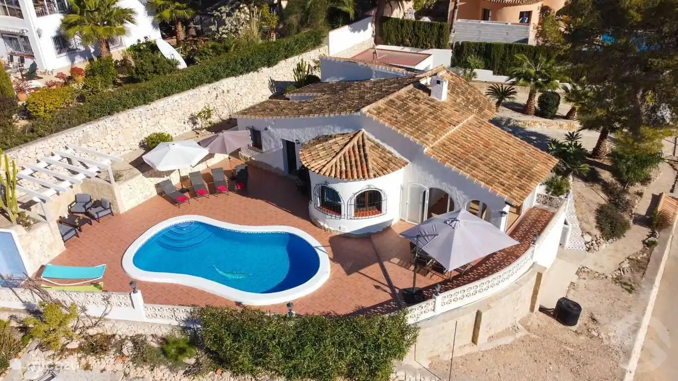 Vue de dessus de la villa avec piscine privée