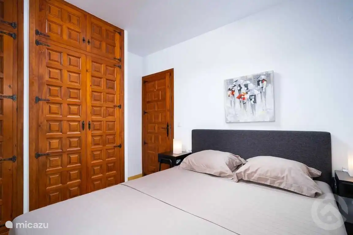 Chambre 2 avec un lit double et un grand espace de rangement