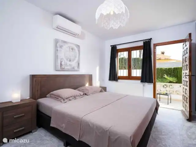 Casa Senji en España, Costa Blanca, Moraira - villa Dormitorio principal con cama somier, mucho espacio para guardarropas y una terraza para tomar el primer café de la mañana