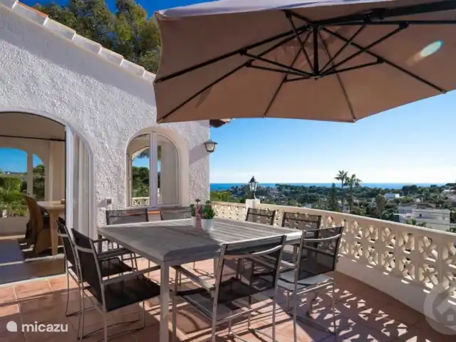 Casa Senji en España, Costa Blanca, Moraira - villa Amplia mesa de comedor con vista al mar y sombrilla para sombra.