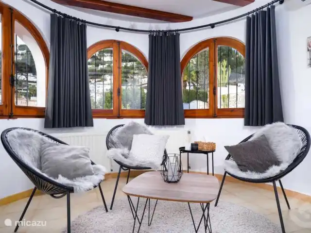 Casa Senji en España, Costa Blanca, Moraira - villa Bonita sala de estar en la sala de estar con vistas a la terraza de la piscina.