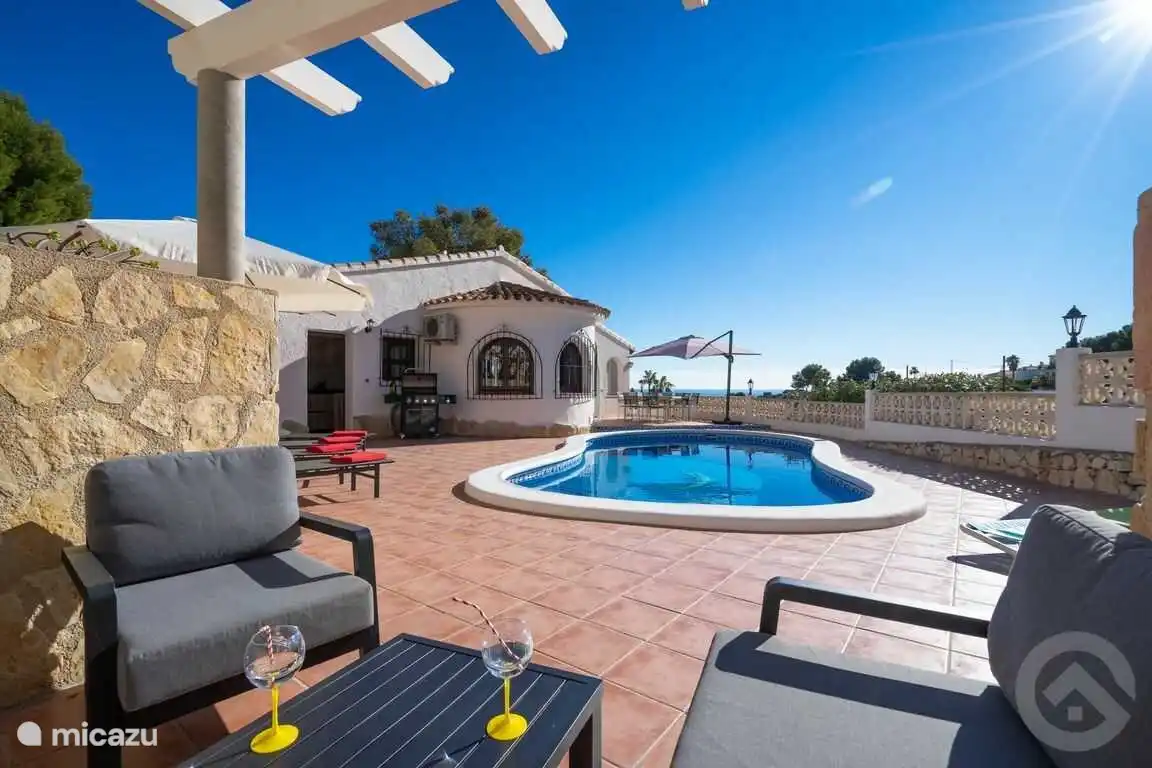 Depuis le salon, belle vue sur la terrasse avec piscine. Endroit délicieux!