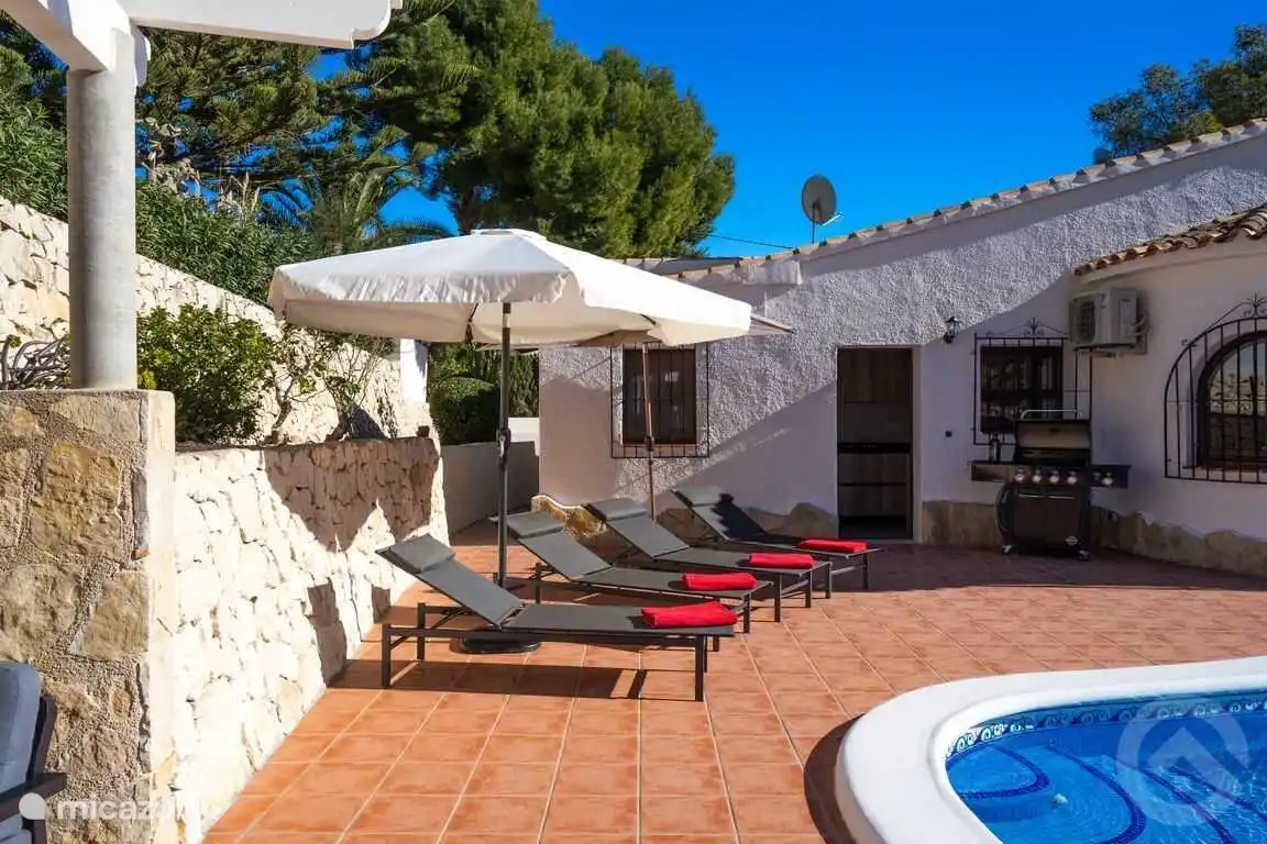 Chaises longues avec options d'ombre, installations pour barbecue et accès direct à la cuisine