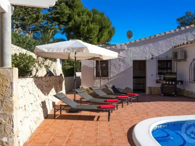 Casa Senji en España, Costa Blanca, Moraira - villa Tumbonas con opciones de sombra, zona de barbacoa y acceso directo a la cocina