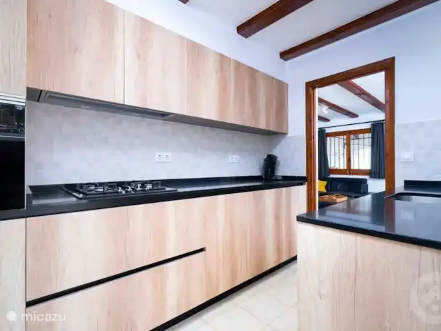 Casa Senji en España, Costa Blanca, Moraira - villa Nueva cocina con todas las comodidades necesarias, incluyendo estufa de 4 quemadores, horno-microondas combinado, cafetera y lavavajillas. Acceso directo al salón.