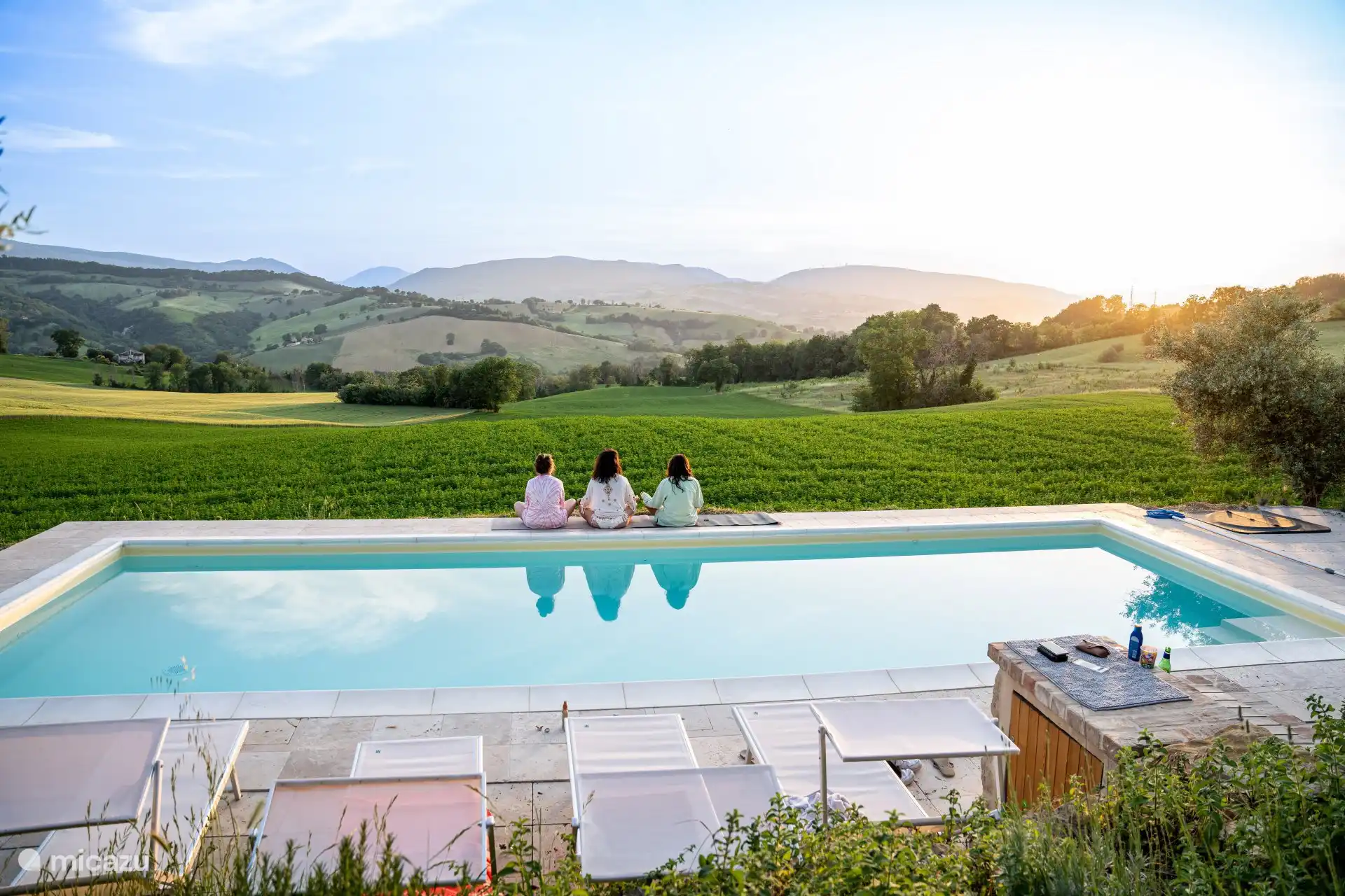 Yoga junto a la piscina