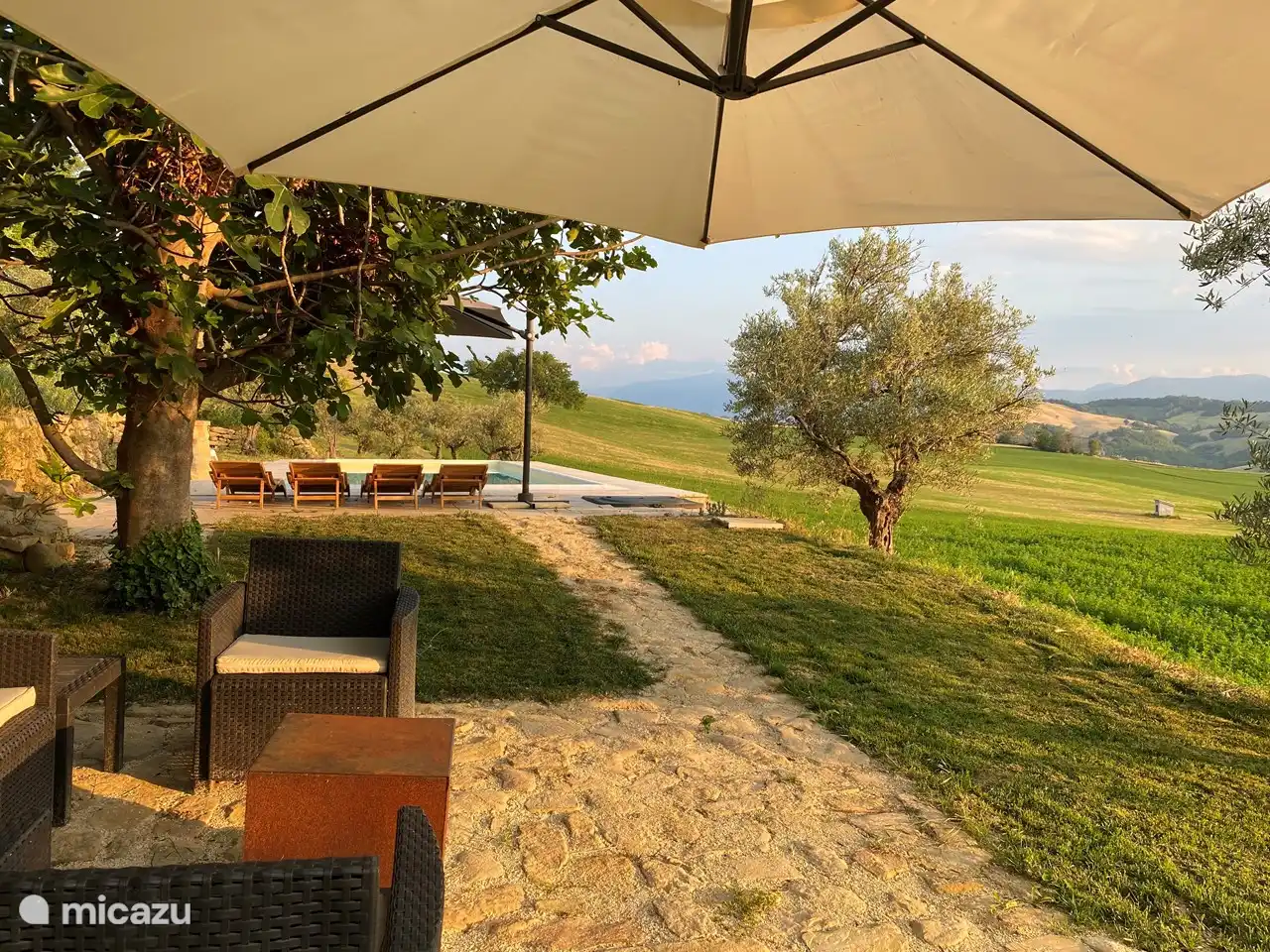 Zona sombreada junto a la piscina