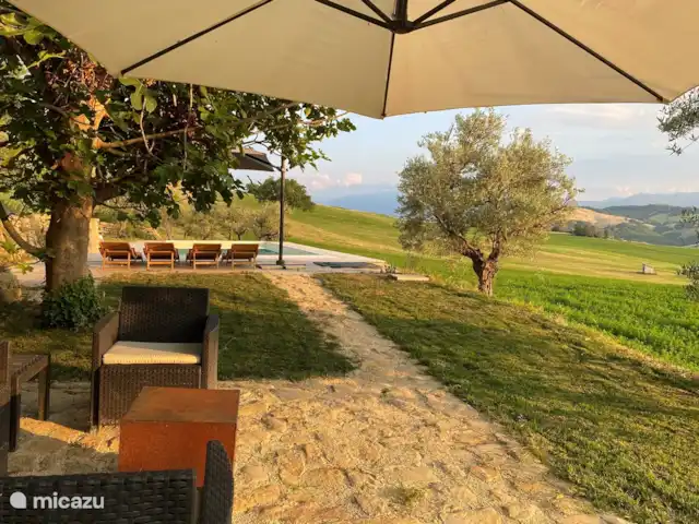 Casa PRIMO Le Marche | Italie, Marche, Tolentino - maison de vacances Zone ombragée au bord de la piscine