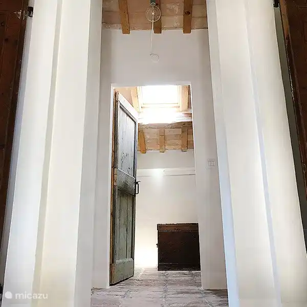 Completamente restaurado conservando los detalles originales como los suelos de terracota