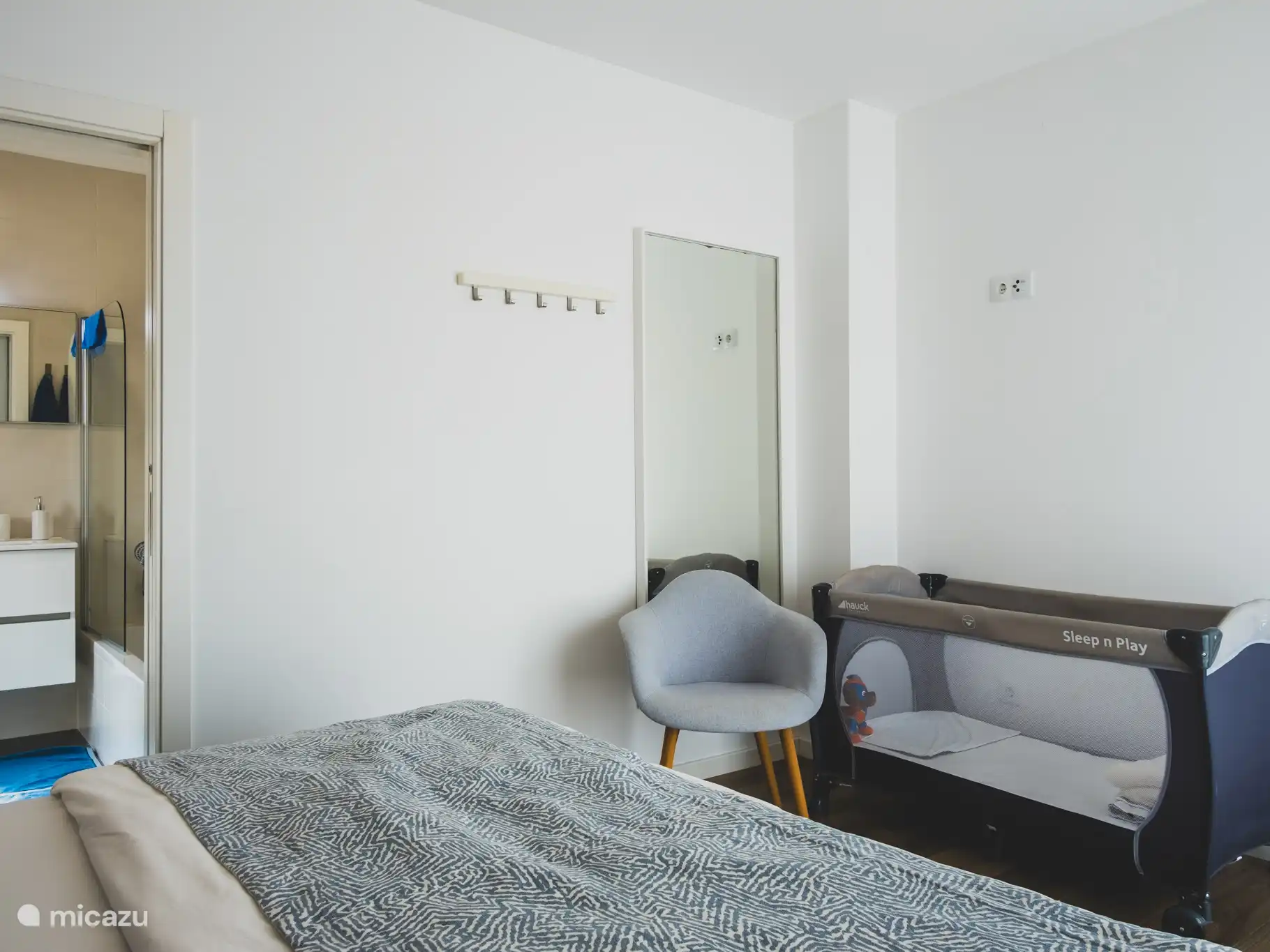 Ein Kinderbett steht zur Verfügung, das im Tagespreis inbegriffen ist.