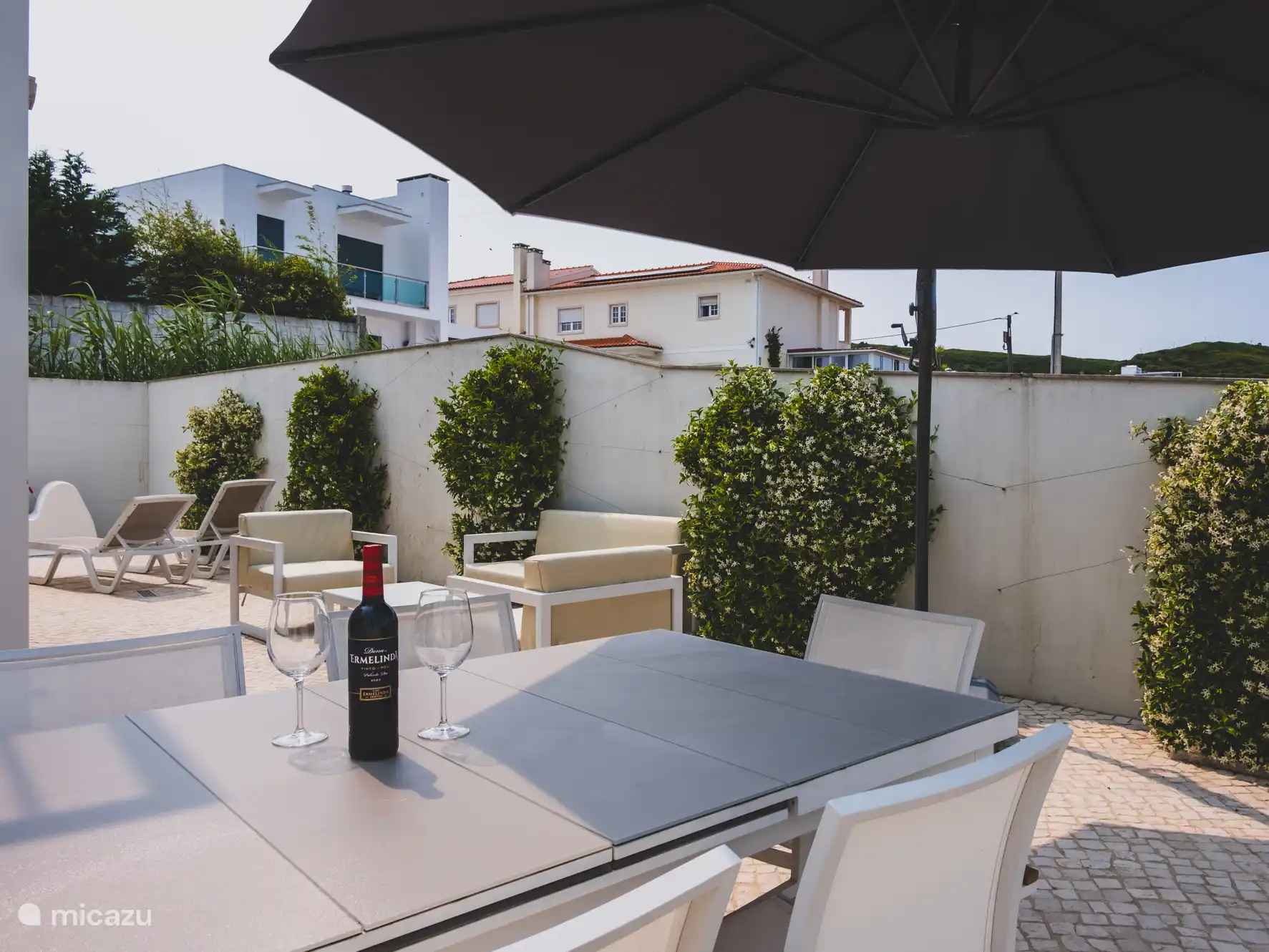 Lounge, Terrasse und Esstisch im Freien, Erdgeschoss, Rückseite des Hauses