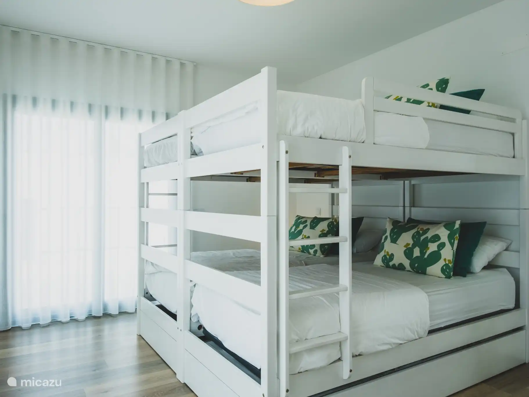 das grüne Schlafzimmer mit 4 Etagenbetten, Einbauschrank und angrenzendem Badezimmer