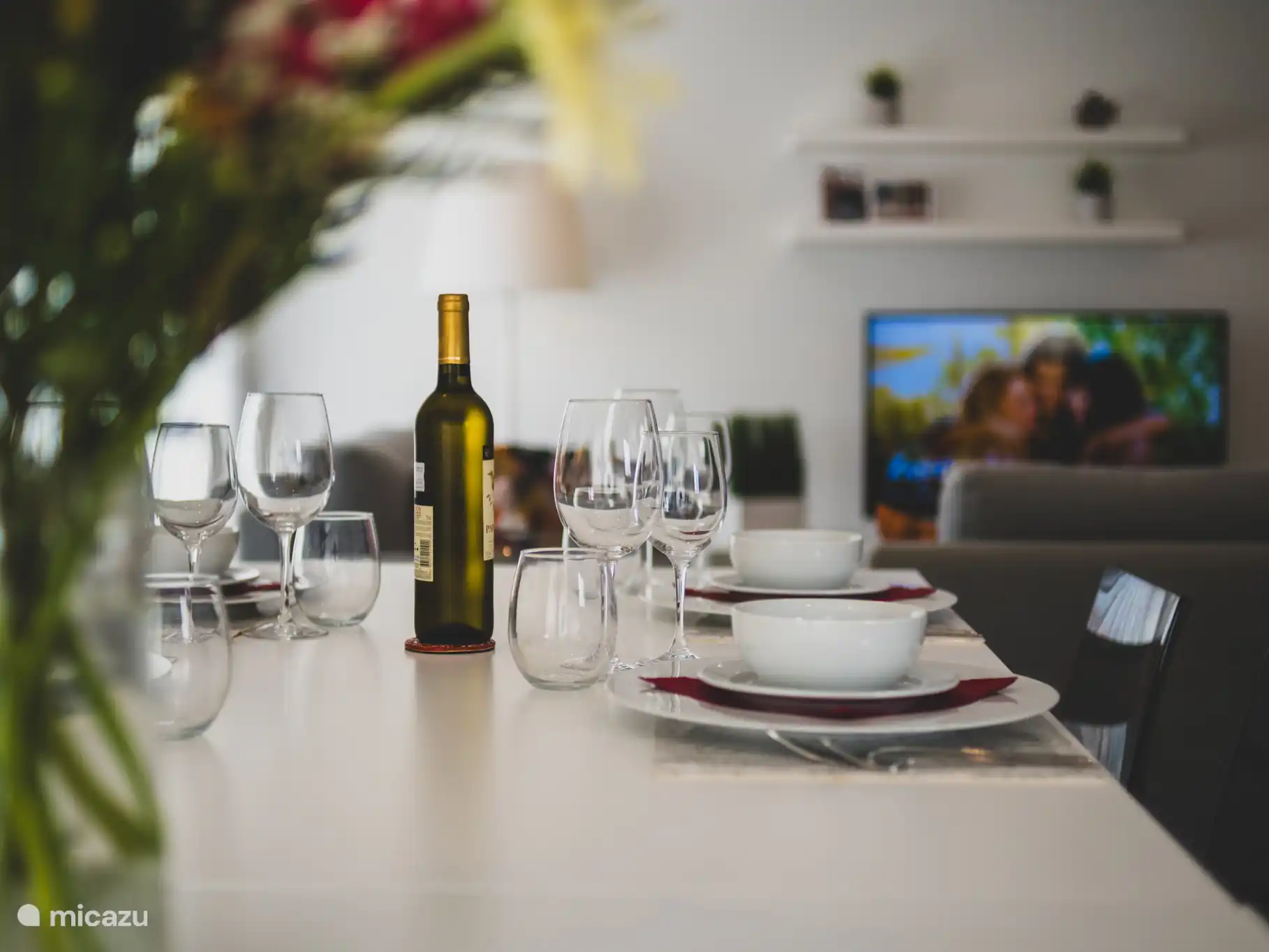 Ein komplettes Geschirrset für einen schön gedeckten Tisch