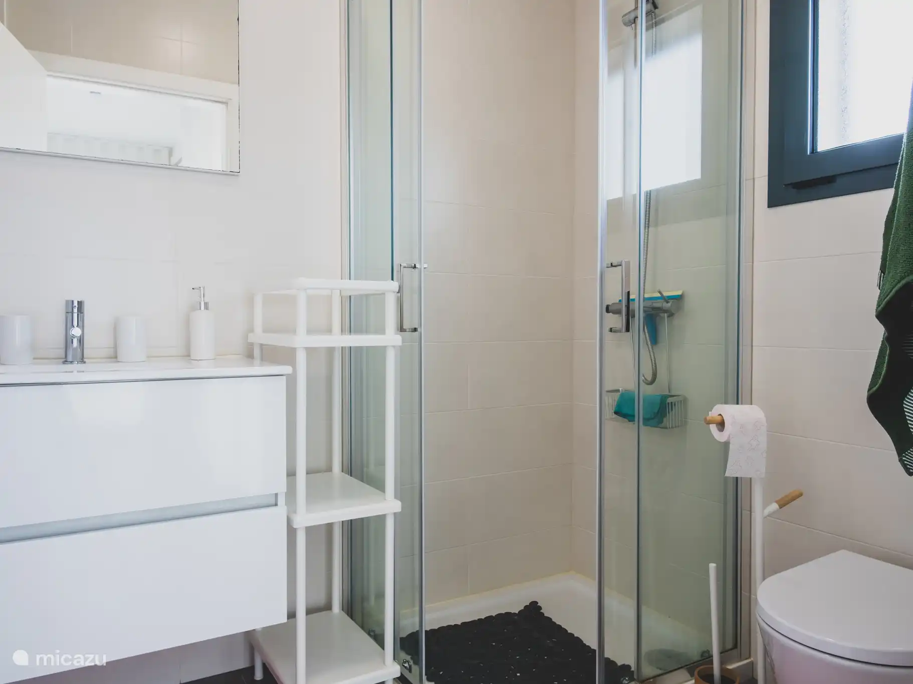 Und das grüne Schlafzimmer hat auch ein angrenzendes Badezimmer. Klein aber fein, also mit allem ausgestattet, auch mit den grünen Badetextilien