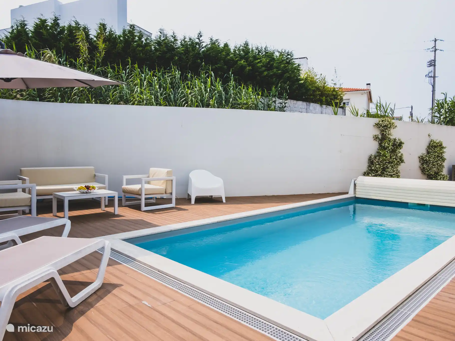 Schwimmbad mit Loungebereich