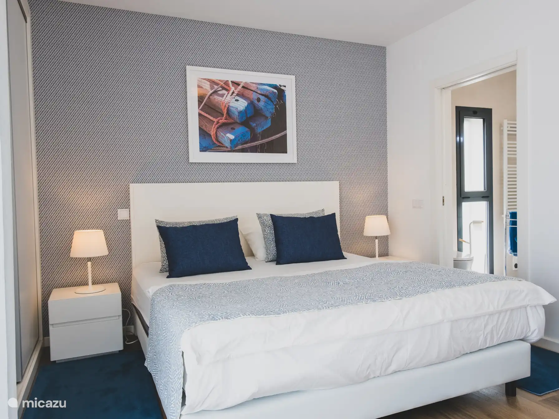 Blaues Schlafzimmer im ersten Stock mit Einbauschrank und angrenzendem Badezimmer