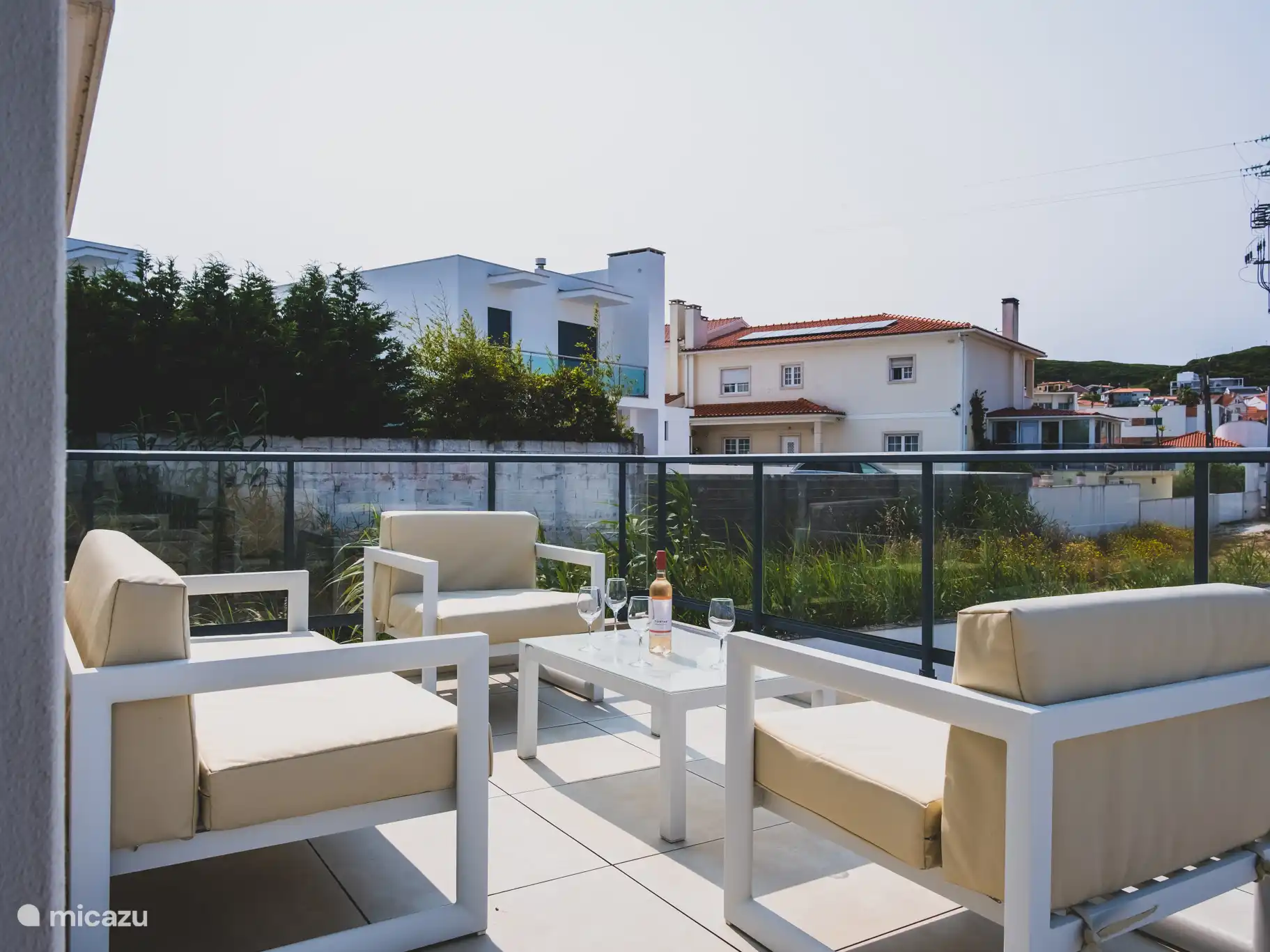 Lounge-Terrasse im ersten Stock auf der Rückseite des Hauses