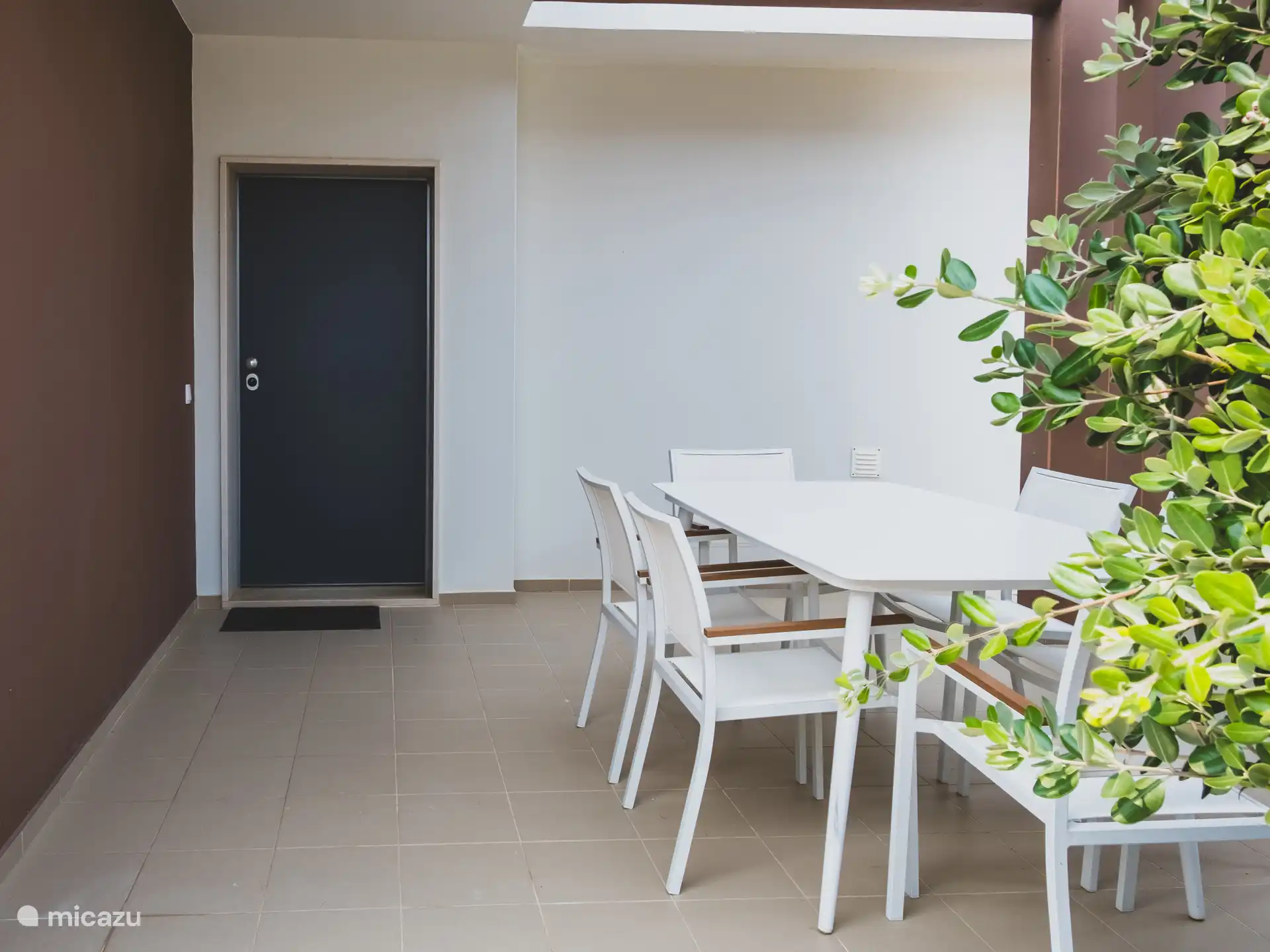 Morgendliche Terrasse im Erdgeschoss zur Straßenseite