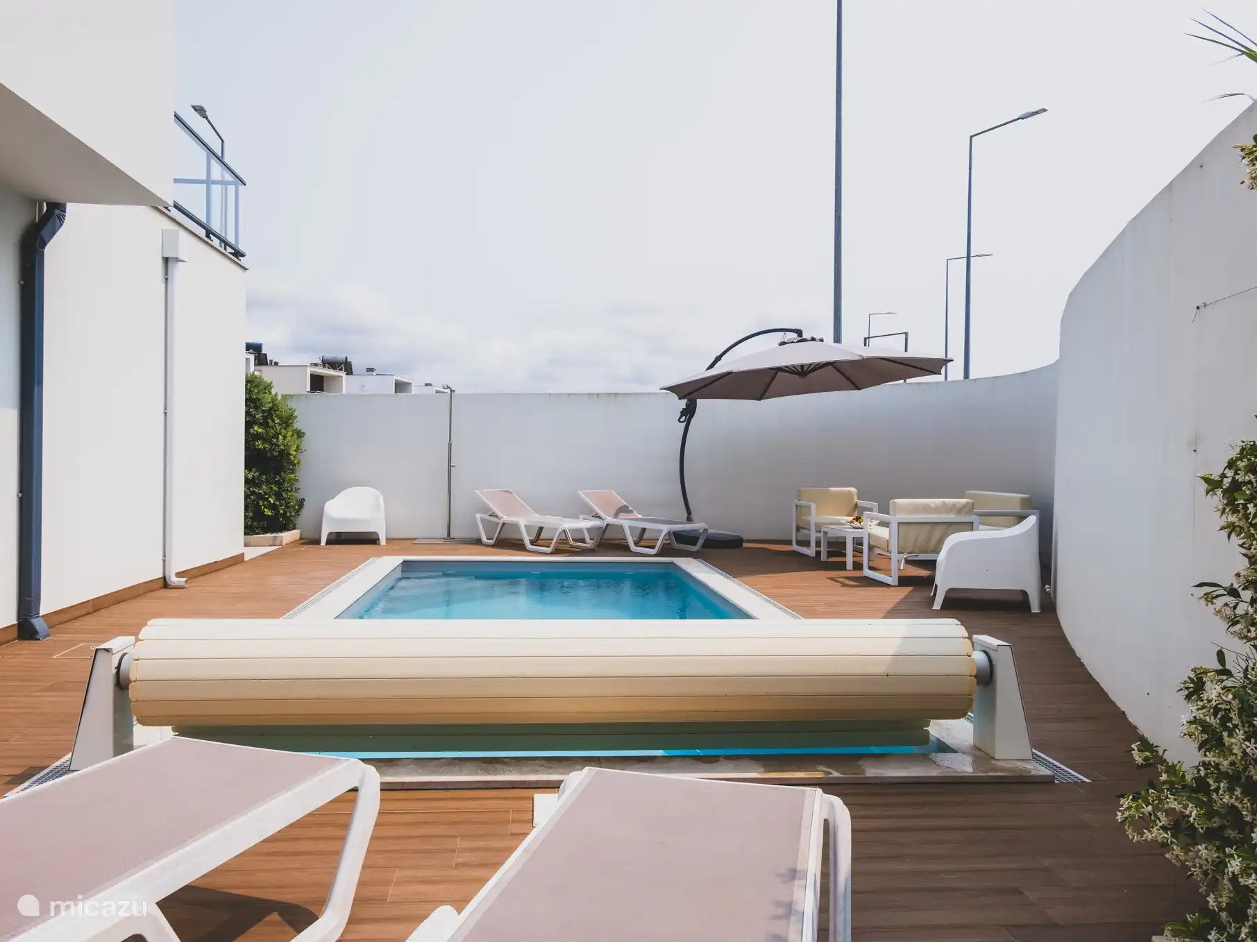 Sicherer beheizter Pool und Sonnenterrasse im Erdgeschoss