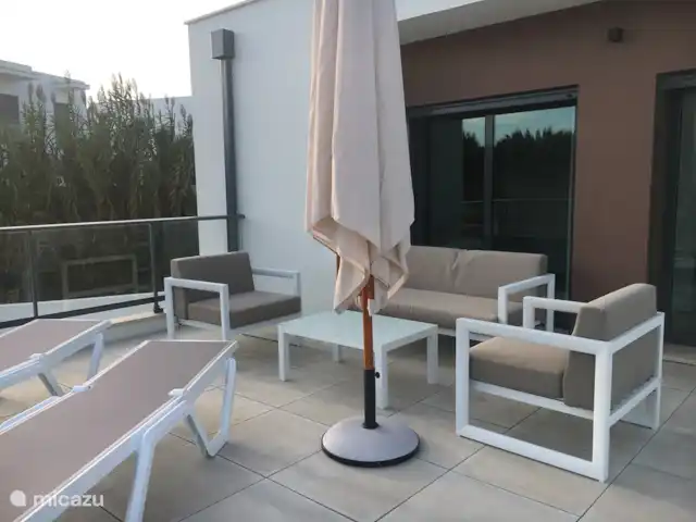 Villa das Hortas huren in Portugal, Costa de Prata, Salir Do Porto - villa Front terras met loungehoek en zonnebedden direct aansluitend op de master bedroom. U kan hier de hele dag lekker uitluieren als u wil!