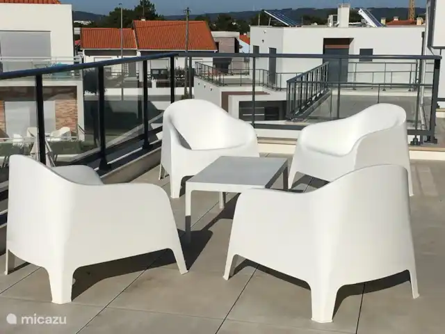Villa das Hortas huren in Portugal, Costa de Prata, Salir Do Porto - villa Achterterras eerste verdieping. Hier kan u genieten van de avondzon bij een lekker aperitief.